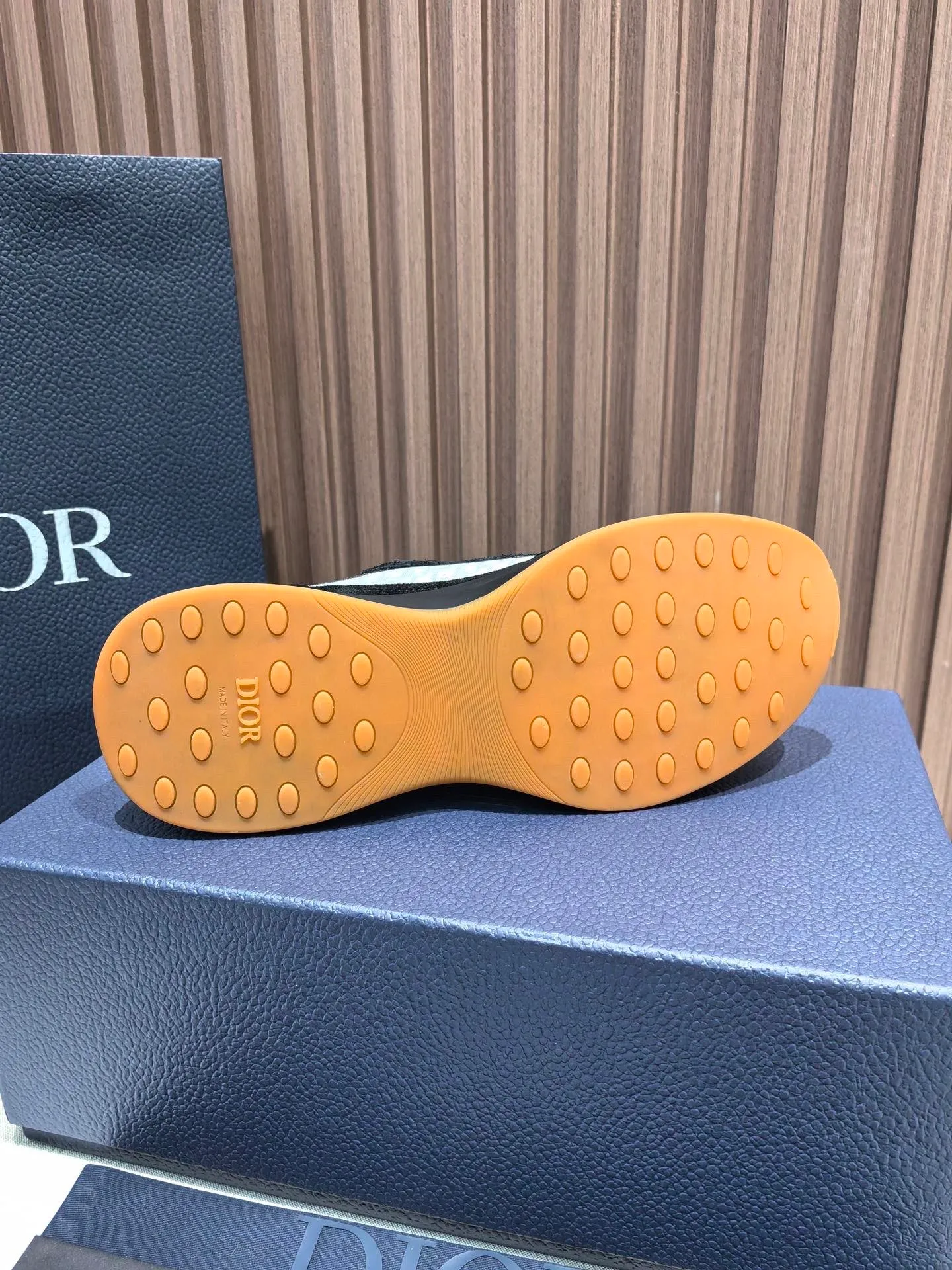 Factory price: 440💰 🔍Top purchasing agent🇮🇹 Dior's super-popular sports shoes, popular for street men, are synchronized with the new product counters. The uppers are made of Italian original imported cowhide and matched with D's customized fabrics. It is a must-have for fashionistas. The complex craftsmanship is perfectly reproduced. Imported soft cowhide foot pads, soles: original soles specially provided by the original factory, exclusive movable molded soles are super comfortable, original factory follow-up goods, 🔍🔍high quality, you can enter and exit the counter at will, welcome to compare, code number 38-45 (46 can be customized and cannot be returned or exchanged)